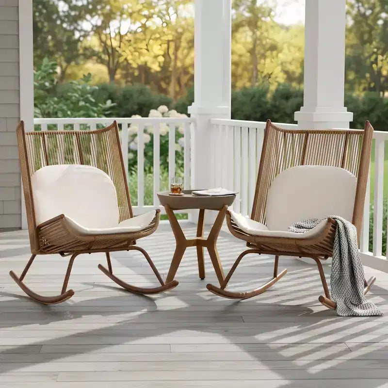 Ensemble de salle à manger de jardin 3 pièces Sunita Farmhouse avec table en bois d'acacia et chaises à bascule en fer – Sanzelize Design
