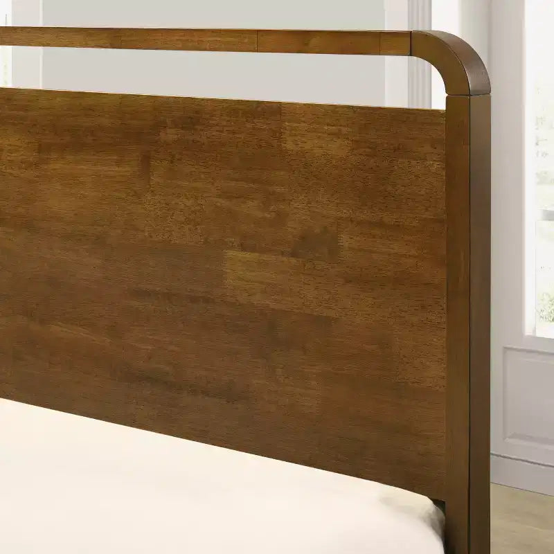 Ensemble de chambre à coucher Eldren en bois, lit plateforme avec commode, miroir et table de chevet au fini noyer – Sanzelize Design