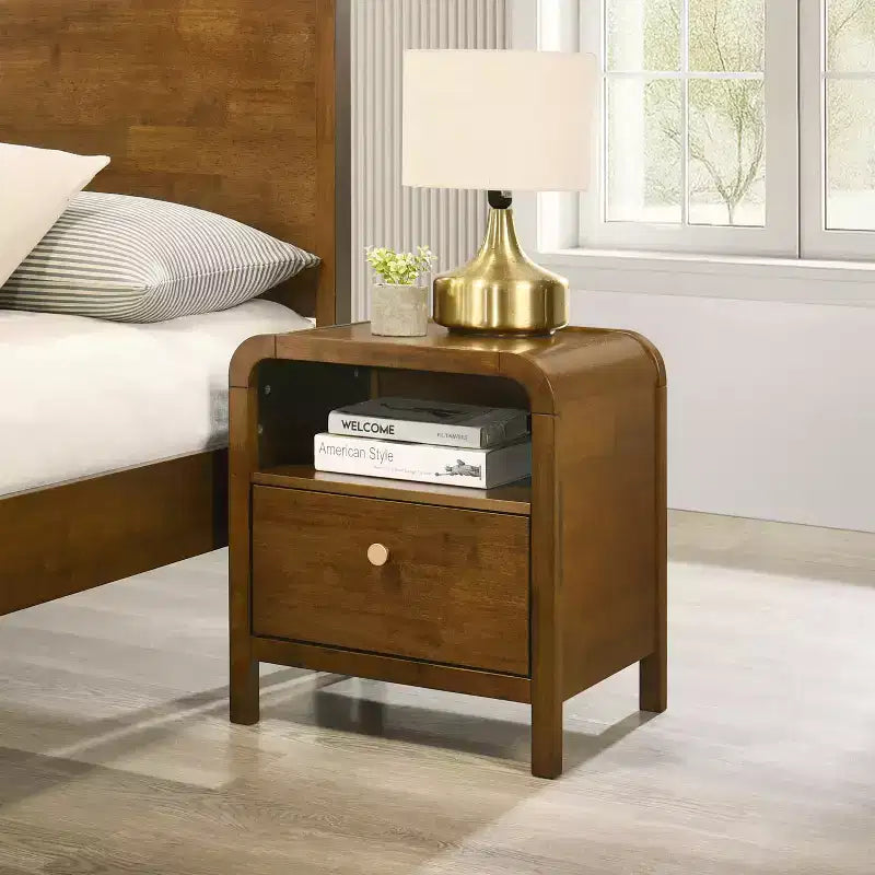 Ensemble de chambre à coucher Eldren en bois, lit plateforme avec commode, miroir et table de chevet au fini noyer – Sanzelize Design