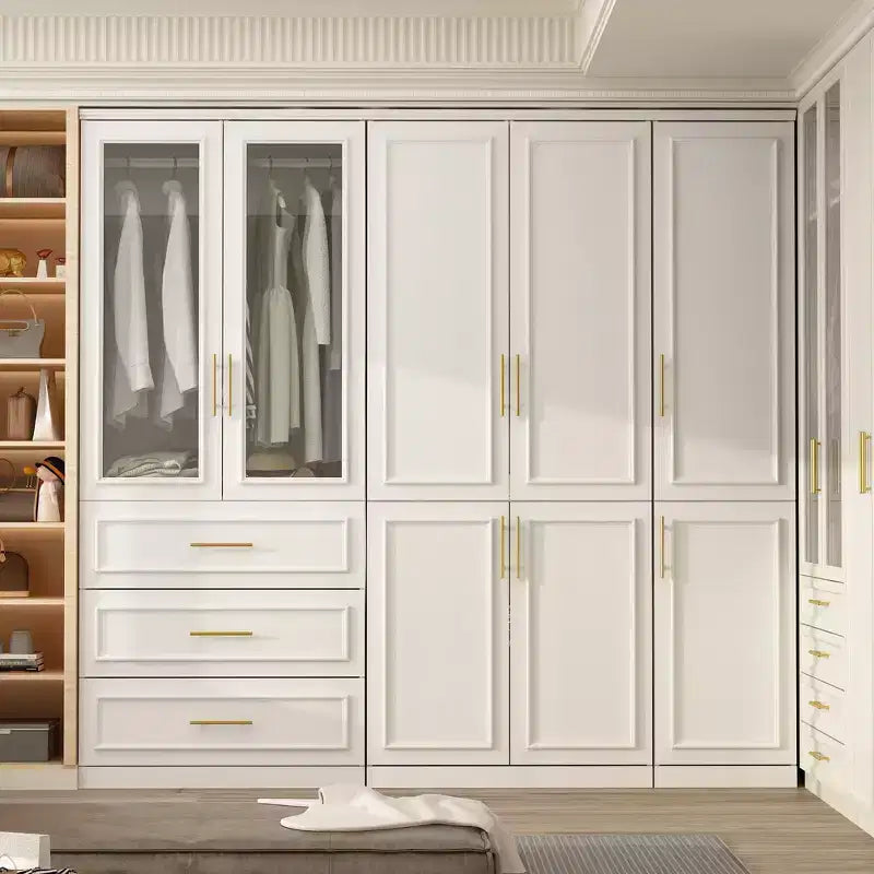 Penderie modulaire de luxe blanche avec ferrures dorées: portes à panneaux + conception à portes mixtes – Sanzelize Design