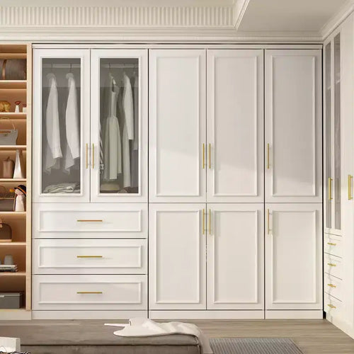 Penderie modulaire de luxe blanche avec ferrures dorées: portes à panneaux + conception à portes mixtes – Sanzelize Design