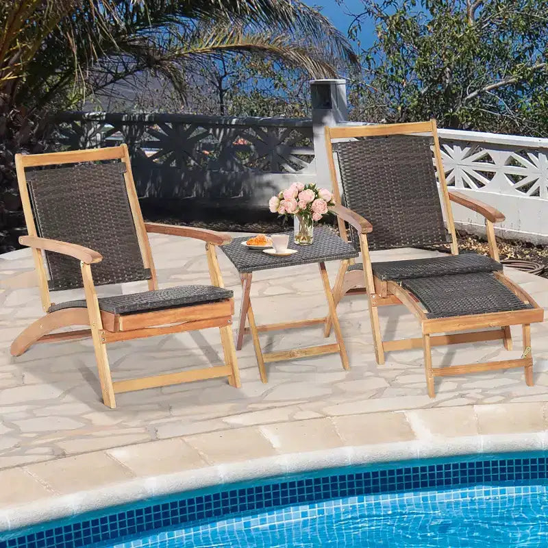 Lot de 4 chaises longues pliantes en rotin pour terrasse avec table en bois d'acacia et repose-pieds rétractable – Sanzelize Design
