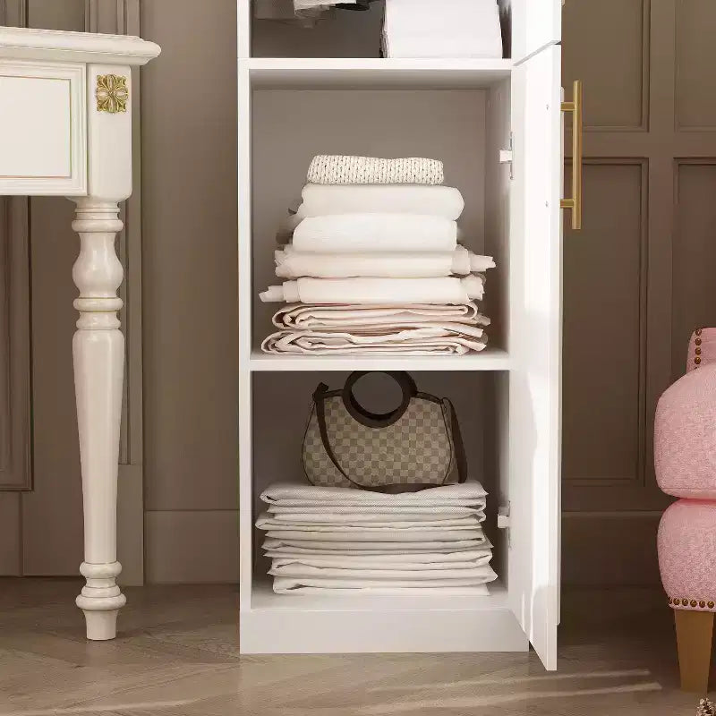 Penderie modulaire de luxe blanche avec ferrures dorées: portes à panneaux + conception à portes mixtes – Sanzelize Design
